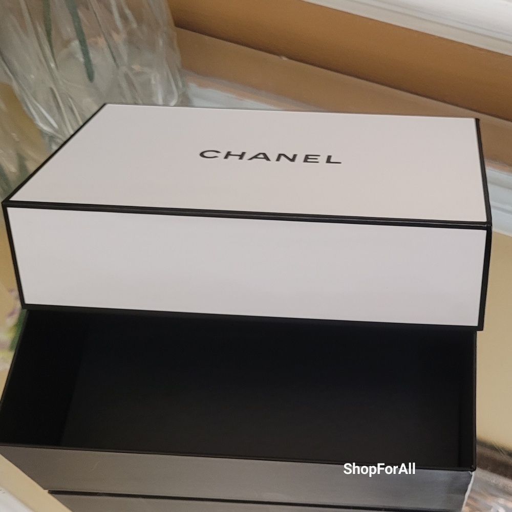Chanel - Picture 5 of 9